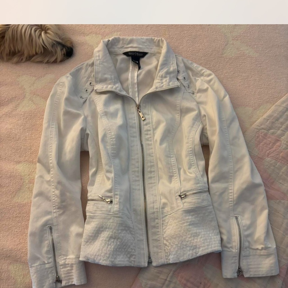 White Leather Jacket with Tailored Silhouette and Wide Collar